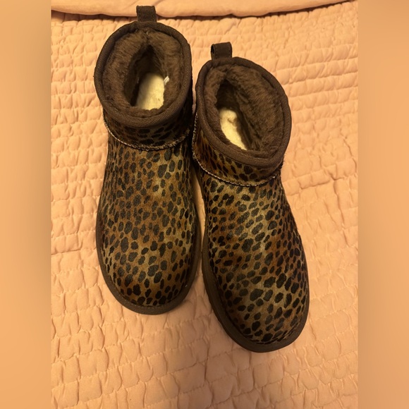 UGG Shoes - UGG Women’s Ultra Mini Caspian Calf Hair Boots Cheetah Size 9